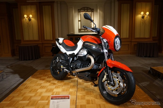ベスパ946発表会にて同時展示された モト グッチ 1200 SPORT V4 ABS