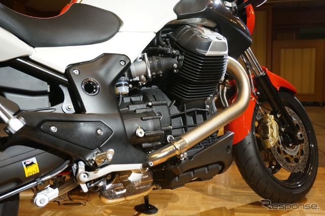 ベスパ946発表会にて同時展示された モト グッチ 1200 SPORT V4 ABS
