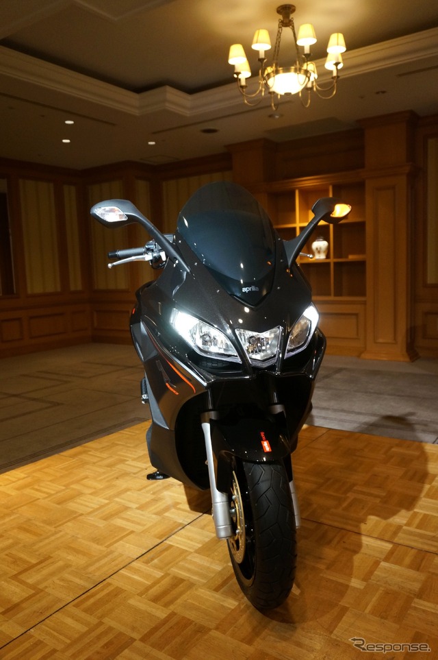ベスパ946発表会にて同時展示された アプリリア SRV850
