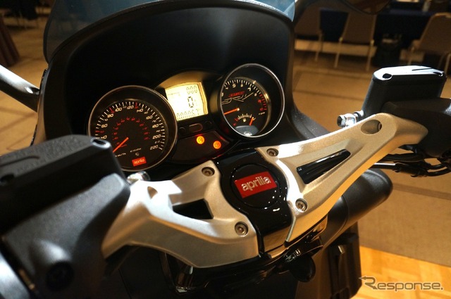 ベスパ946発表会にて同時展示された アプリリア SRV850