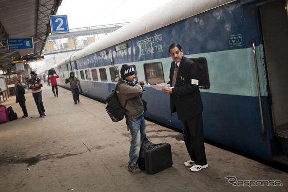 インドの鉄道の冷房客車。電源にソーラーエネルギーの活用を試みるプロジェクトが始動した