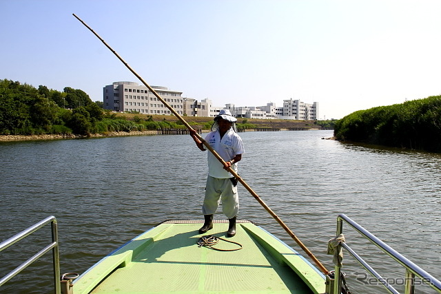 乗船料は無料。運航時間は4～9月が8～18時、10～3が8～17時（正午から昼休みあり）