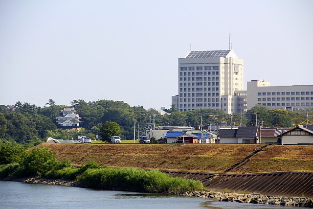 河川敷から見える豊川市役所と吉田城