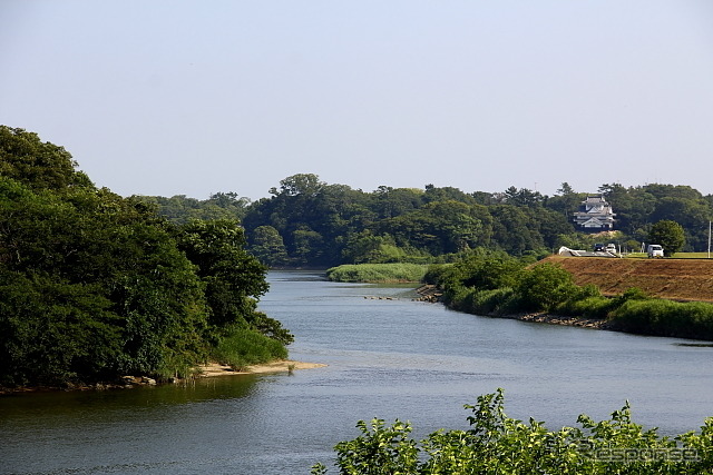 河川敷から見える吉田城