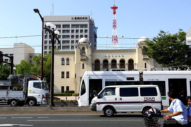 豊橋鉄道の市内電車が公会堂前をゆく