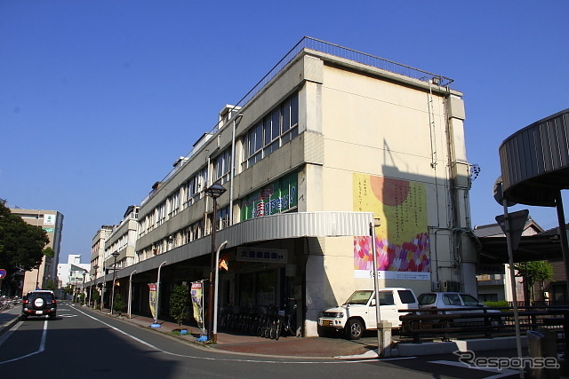暗渠化された農業用水(牟呂用水)の上に建つ水上ビル(大豊商店街)