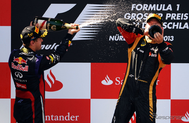2013年 ドイツGPで勝利したレッドブルのセバスチャン・ベッテル(左)とシャンパンをラッパ飲みするキミ・ライコネン