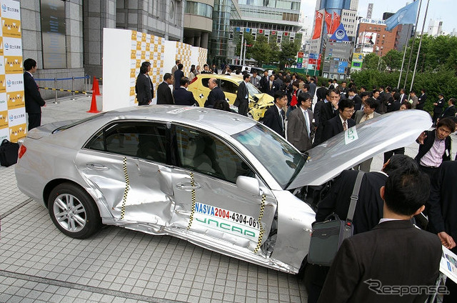 【自動車アセスメント2004】一般からも注目を集めた屋外展示