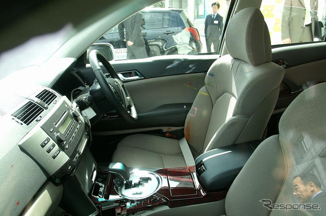 【自動車アセスメント2004】一般からも注目を集めた屋外展示