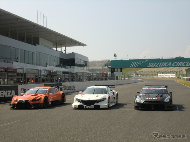 鈴鹿のコース上に並ぶ、14年型GT500マシン。