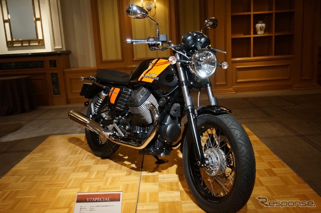 ベスパ946発表会にて同時展示された モト グッチ V7スペシャル