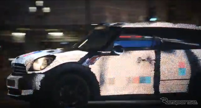 ボディパネルが電光掲示板になったMINIクロスオーバー