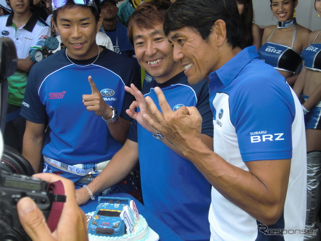 スバル陣営は佐々木孝太(中央)の参戦100戦を3戦遅れ(103戦)でお祝い。