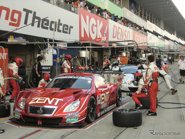レクサスSC430勢の、朝のピットストップ練習。