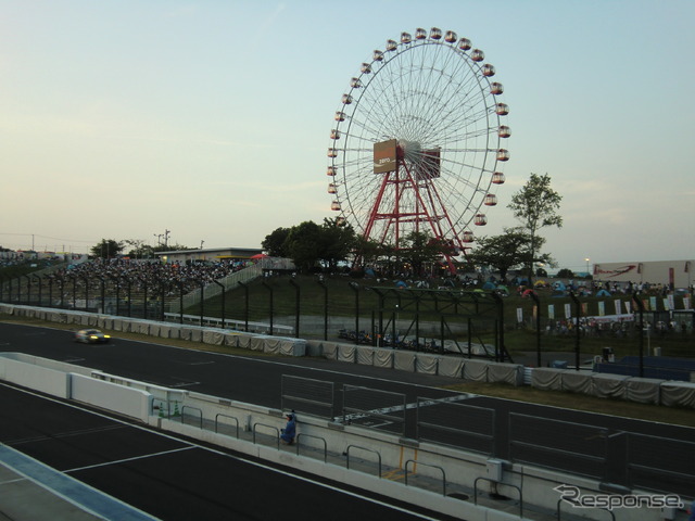 夕闇到来とまではいかないが、陽が暮れゆくなかでのチェッカーフラッグとなった鈴鹿1000km。
