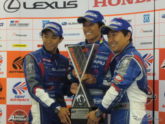 GT300優勝の井口、山野、佐々木(左から)。