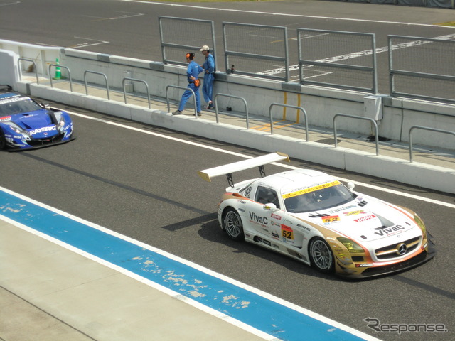 GT300決勝2位のOKINAWA-IMP SLS。