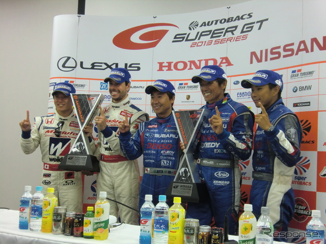GT500ウイナー(左側2人)とともに記念撮影する、GT300ウイナーのスバル3人衆。