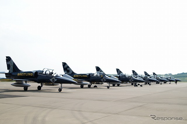 福島空港の駐機場に並ぶブライトリング・ジェットチームの機体。(制限エリア内での撮影)