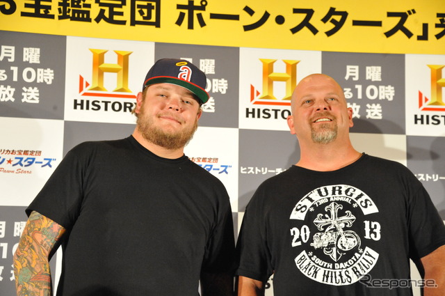15台のバイクを所有する父親のリック・ハリソン（右）と、バイクマニアの3代目コーリー・ハリソン（左）