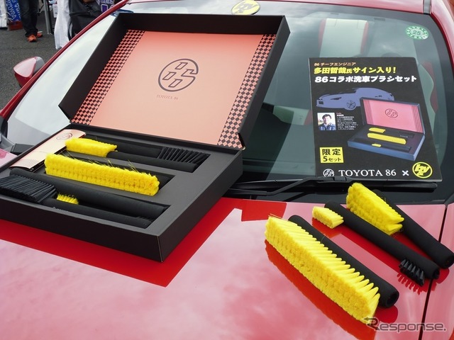富士スピードウェイで開催されたFuji 86 Style with BRZ。ハンディ・クラウンのブース