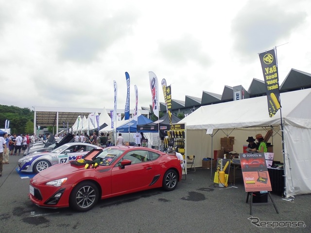 富士スピードウェイで開催されたFuji 86 Style with BRZ。ハンディ・クラウンのブース