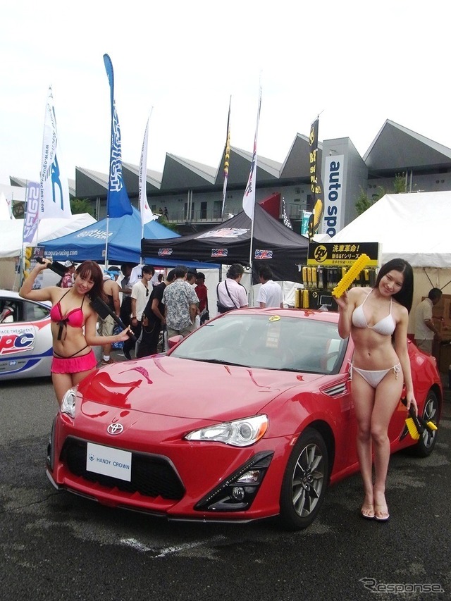 富士スピードウェイで開催されたFuji 86 Style with BRZ。ハンディ・クラウンのブース