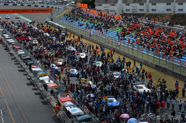 GT300は国内外の自動車メーカーが競う、擬似世界選手権化しつつある。写真：GTA
