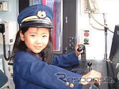 見学会では運転士体験などを行う。