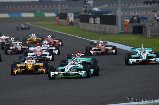 第4戦もてぎのスタートシーン。このレースでは中嶋一貴(中央先頭)が優勝、トムスの僚友ロッテラー(右端)が2位。写真:JRP