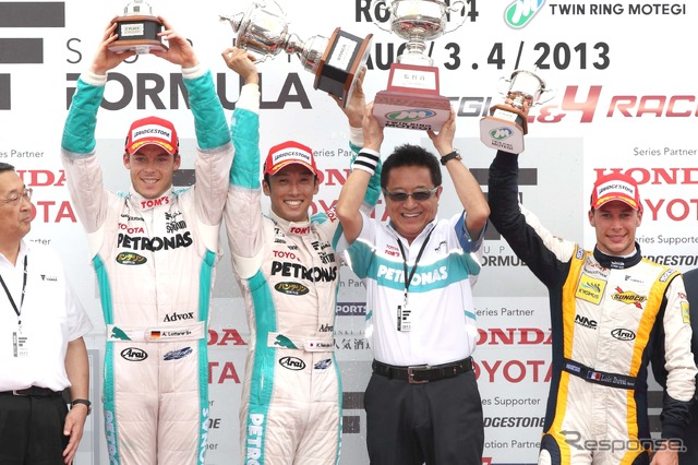 第4戦もてぎはトムスが1-2制覇。左からJRPの白井裕社長、2位ロッテラー、優勝の中嶋一貴、トムスの舘信秀監督、3位デュバル。写真:TOYOTA