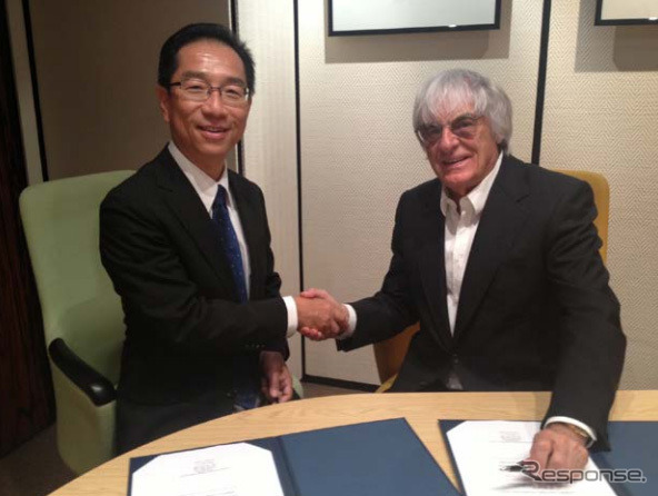 モビリティランドの曽田浩社長（左）とFOWC代表のバーニー・エクレストン氏