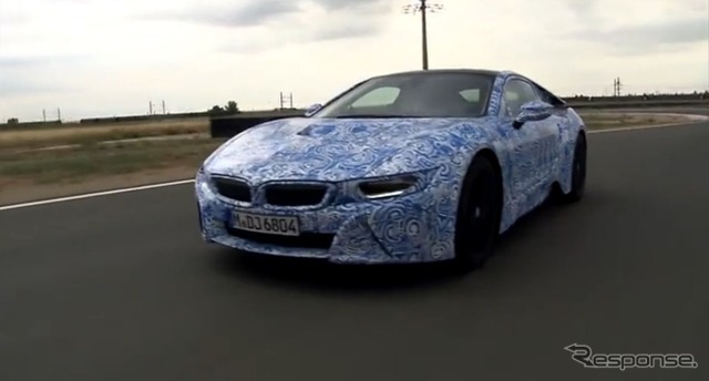テストコースを走るBMW i8 の最終プロトタイプ車