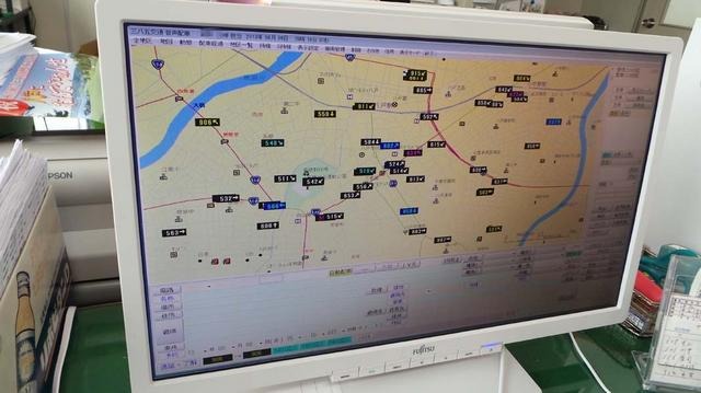 オペレータが操作する配車システム。画面の地図上には、市内の自社タクシーの居場所や状態(空車なのか、実車中なのかなど)や、走行の向きなどが一覧できる。