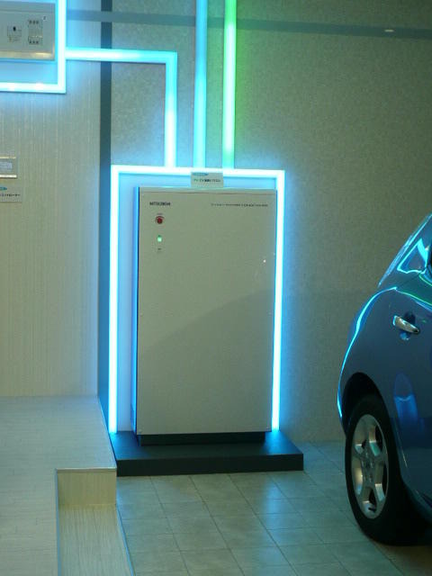 PV・EV連携パワコン（パワーコントローラー）。HEMSコントローラーから充放電の指示を受けたり、電力消費・充放電の情報をHEMSコントローラーへ送る
