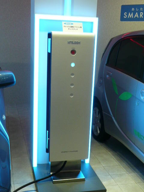 PV・EV連携パワコン対応ガンスタンド。デモでは電気自動車につながれていた