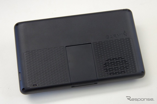 これまでは裏面がゴムのような独特の質感のモデルが多かったが、本機では極普通の樹脂になっている。また、これまでほぼすべてのモデルにあった外部GPSアンテナの接続端子が廃止された。