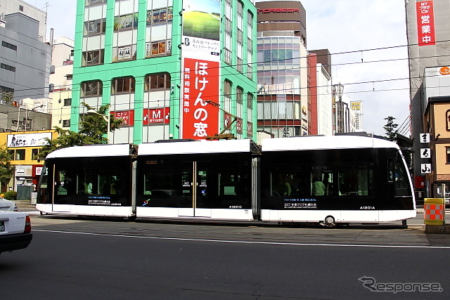 「ポラリス」は3車体連接の超低床車。5月から営業運転を開始した。