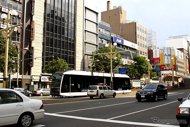 札幌の市街地を走る「ポラリス」。現在は1編成だけだが、2014年度にも2編成が増備される予定。