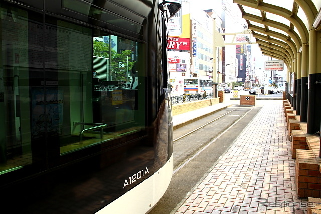 すすきの停留場に停車中の「ポラリス」。