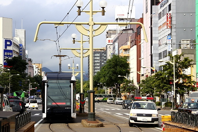 すすきの停留場を発車した「ポラリス」。すすきの~西四丁目間を短絡する軌道を新設し、市電を環状線化する計画もある。