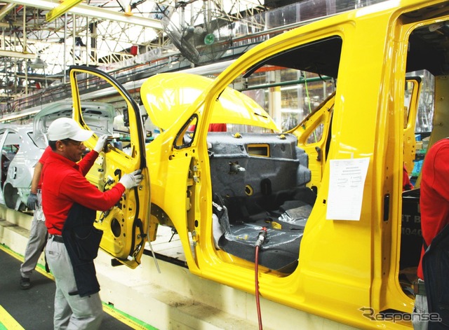 メキシコ工場で生産が開始された日産 NV200バネットのイエローキャブ仕様