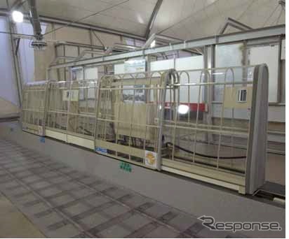 神戸製鋼と東大生産技術研究所が開発中の戸袋移動型ホーム柵。扉部だけでなく扉を収納する戸袋部も移動する。