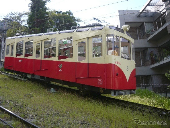 宝山寺2号線の車両が開業95周年を記念して旧塗装に変更された。写真はコ3形コ3の「すずらん号」。