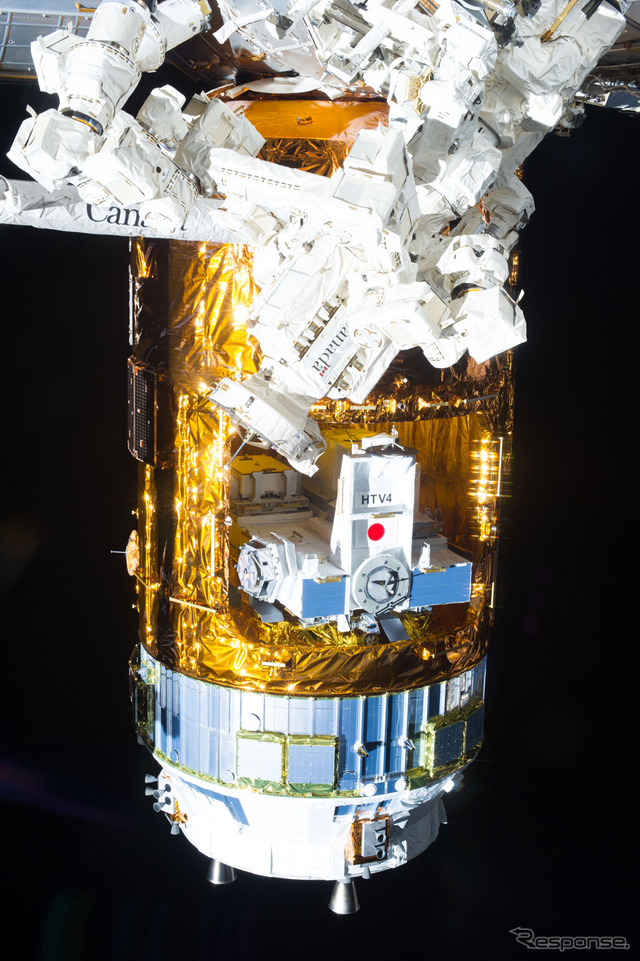 ISSのハーモニーに結合された「こうのとり」4号機（出典：JAXA/NASA）