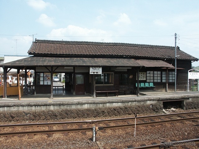 常総線の騰波ノ江駅（2008年7月）。現在は新しい駅舎に建て替えられている。