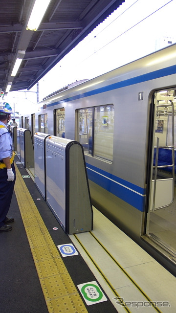 新所沢駅1番ホームに設置された戸袋移動型ホームドア「どこでも柵」。外側が傾斜した断面形状がわかる。