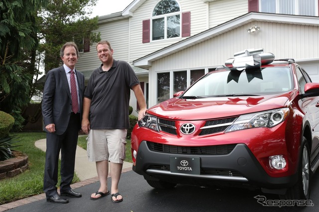 米国トヨタ販売から新型RAV4をプレゼントされたマイケル・ディー氏