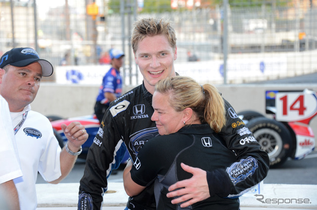 2位に入ったニューガーデン、チームオーナーとともに喜ぶ。写真：IndyCar