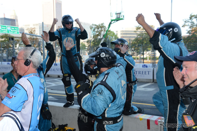 勝利を喜ぶパジェノー陣営。写真：IndyCar